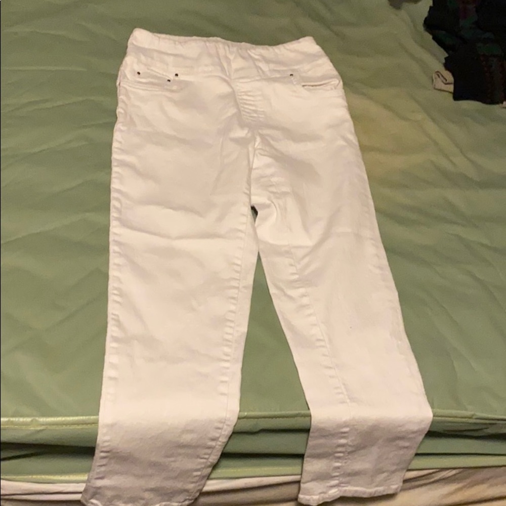 White ankle cropped jeans